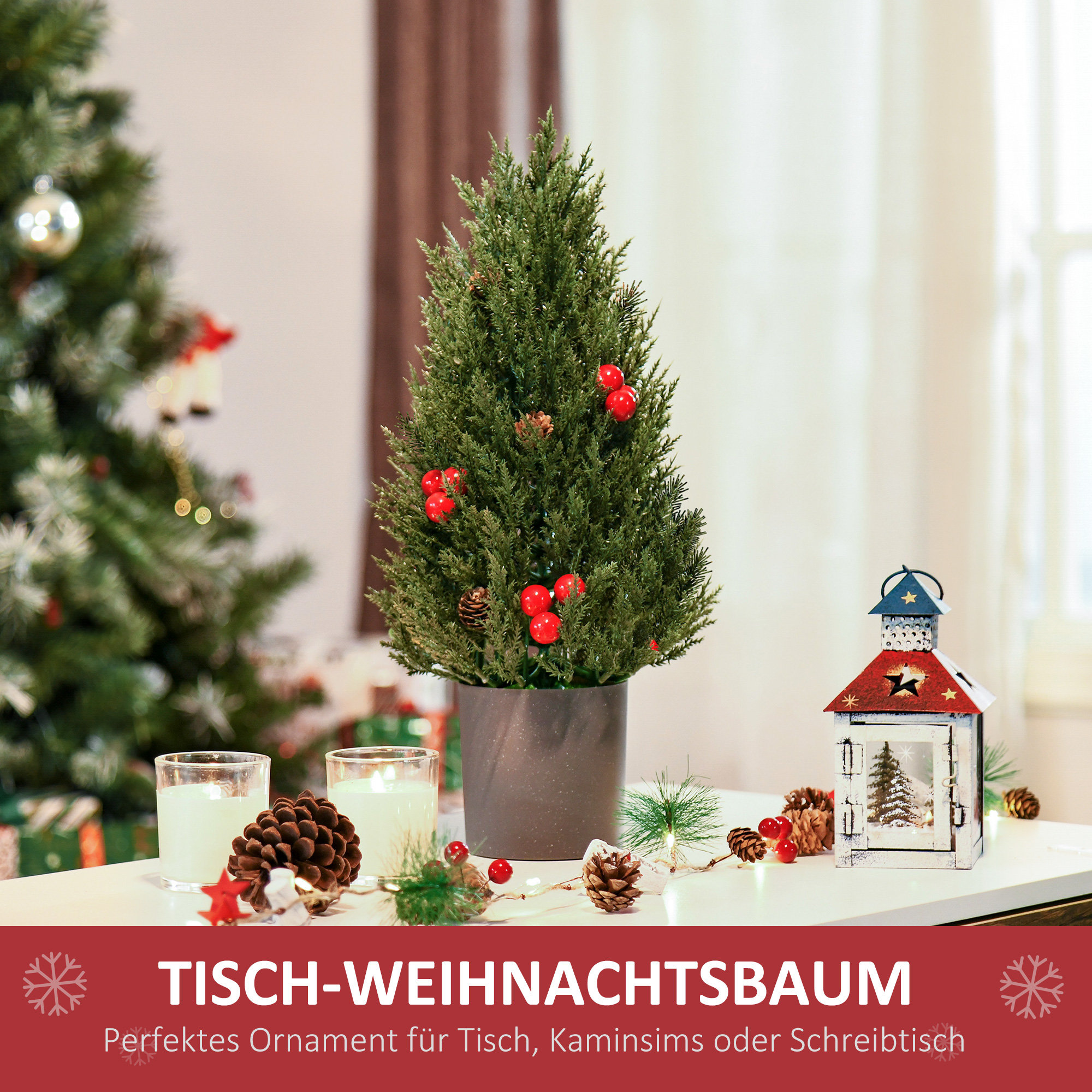 Weihnachtsbaum auf einem Tisch mit Kerzen und Dekorationen. Weißer Hintergrund.