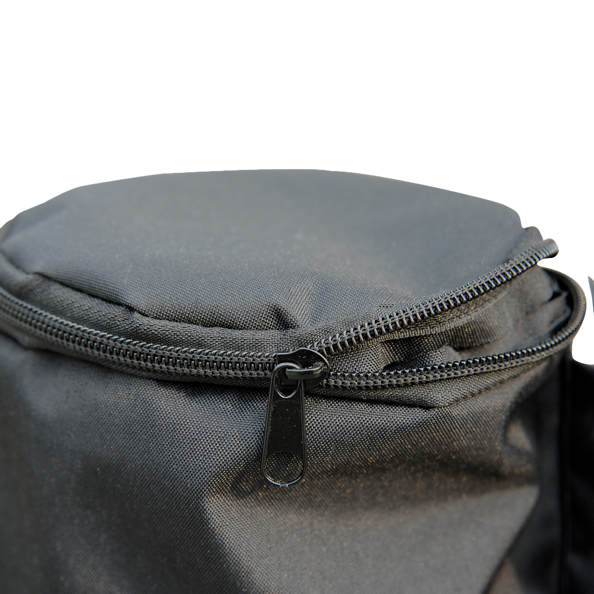 Nahaufnahme einer schwarzen Tasche mit Reißverschluss auf weißem Hintergrund.