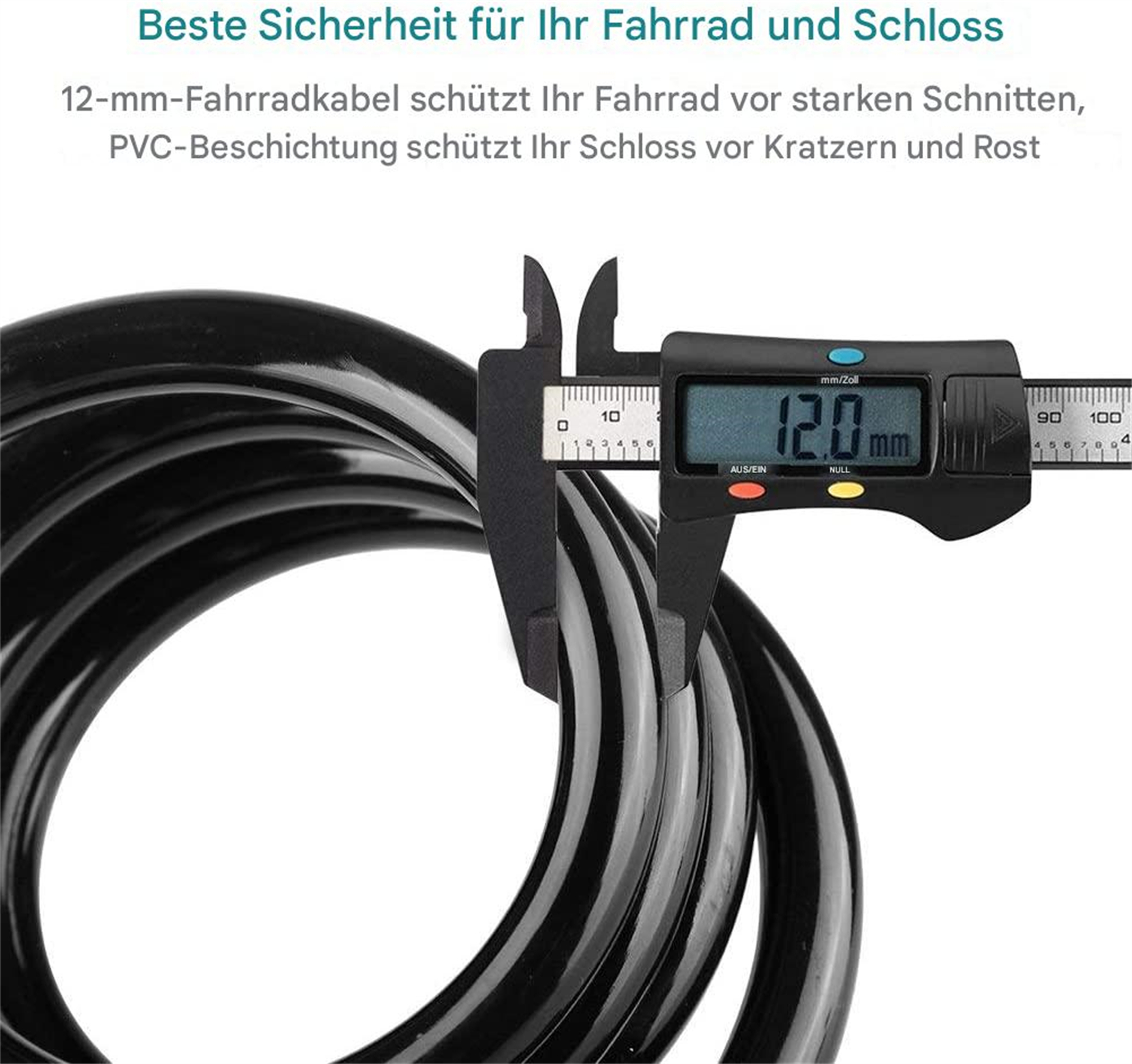 Ein schwarzes Fahrradschlosskabel wird von einem digitalen Messschieber gemessen. Text links.