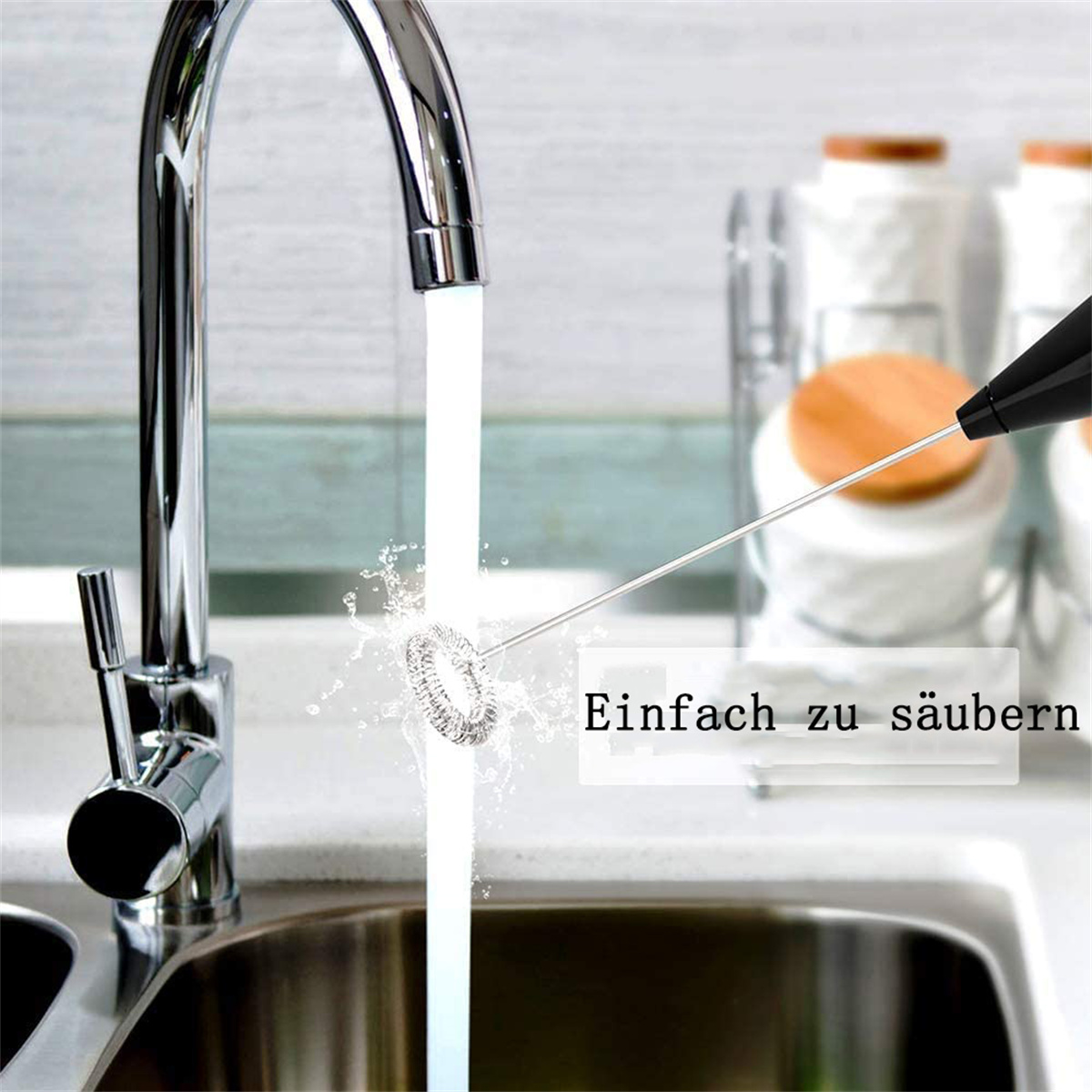 Eine Küchenszene mit Wasser aus einem Wasserhahn, ein Gerät reinigt ein Waschbecken, Text.