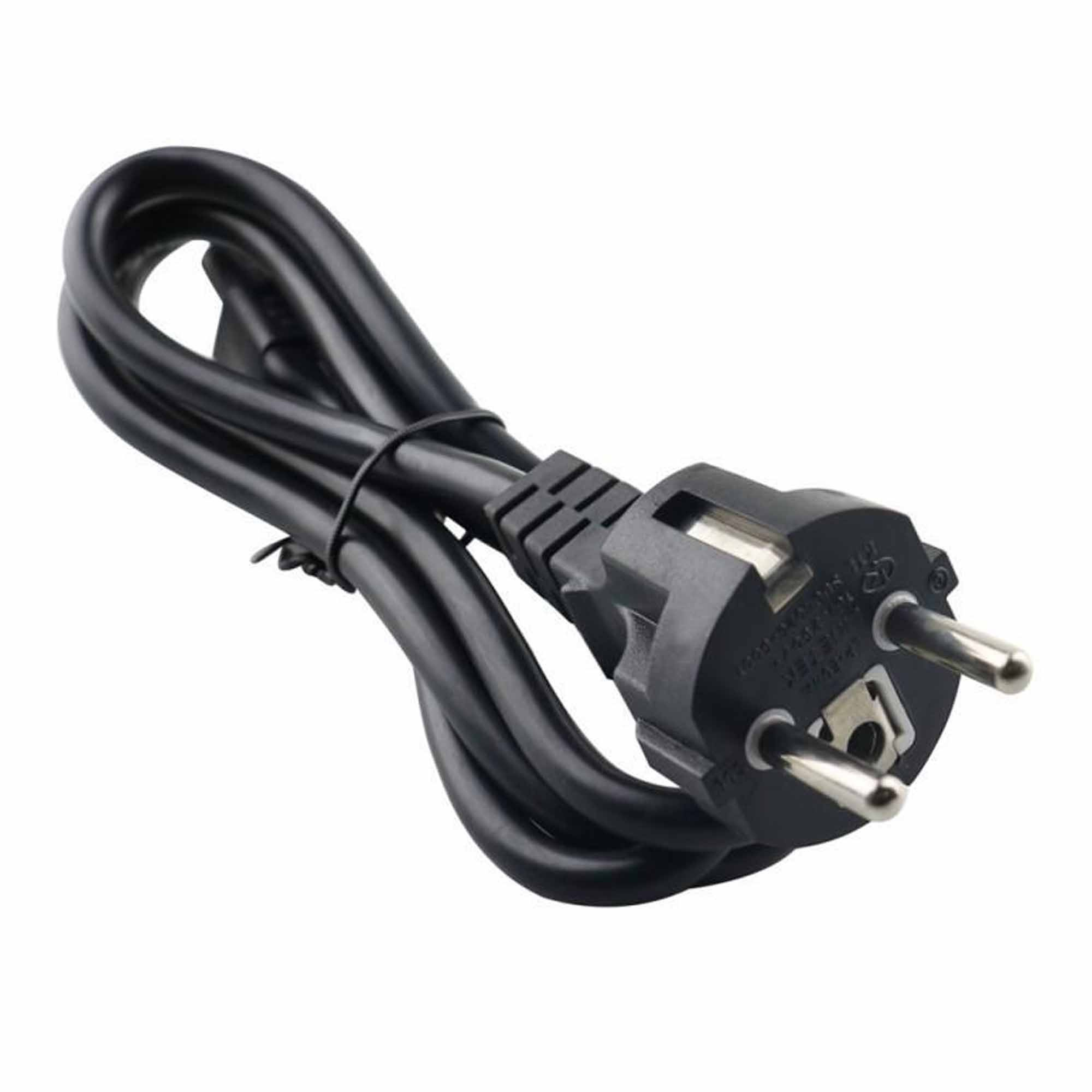 Cable de alimentación negro con enchufe europeo y brida, sobre fondo blanco.