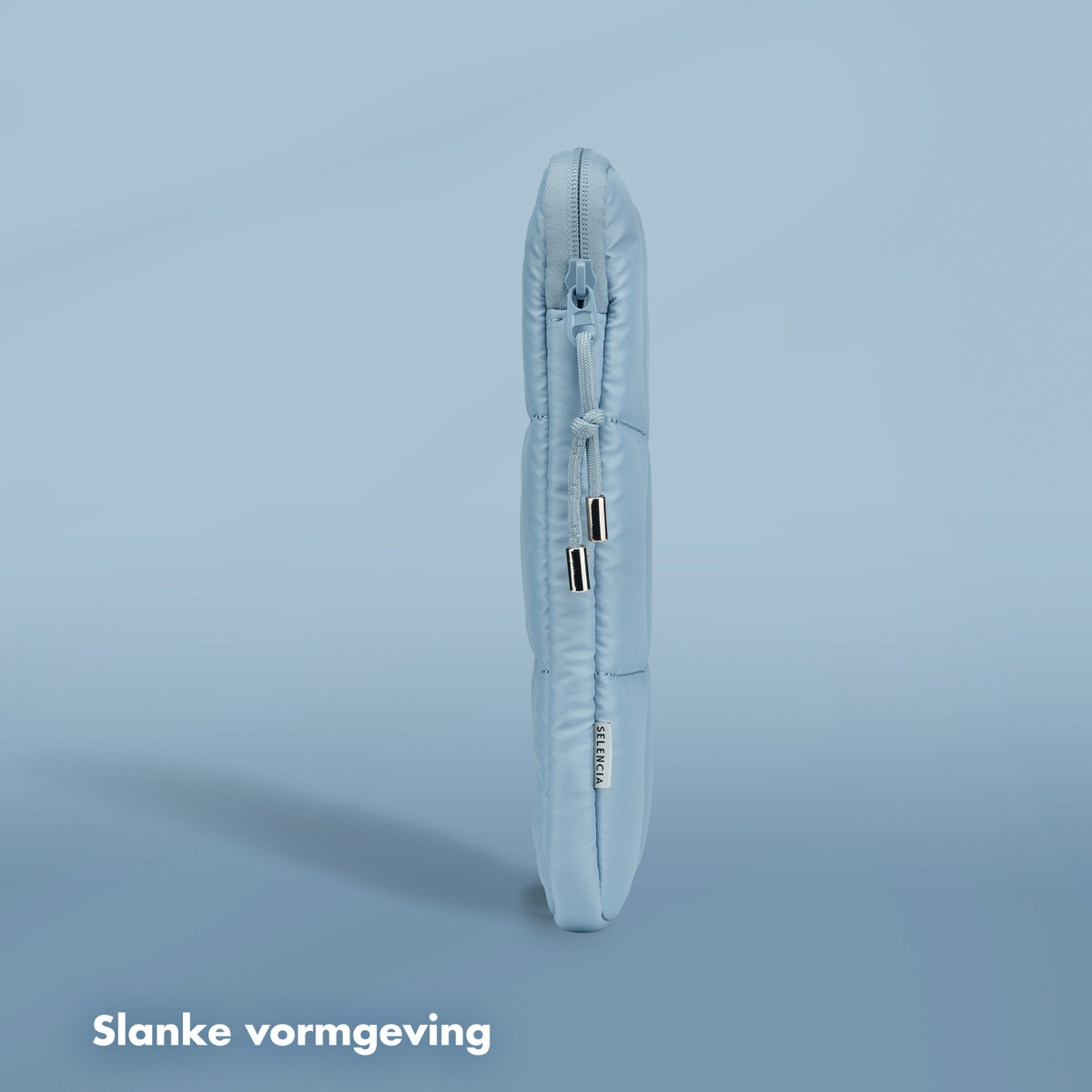 Een schermbeschermer verpakking met verschillende heldere schermbeschermers ernaast.