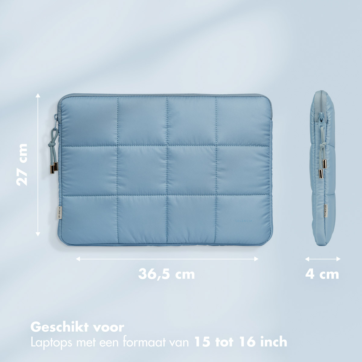 Blauwe gewatteerde laptoptas met afmetingen. Afmetingen: 27cm x 36,5cm x 4cm. Geschikt voor 15-16 inch laptops.