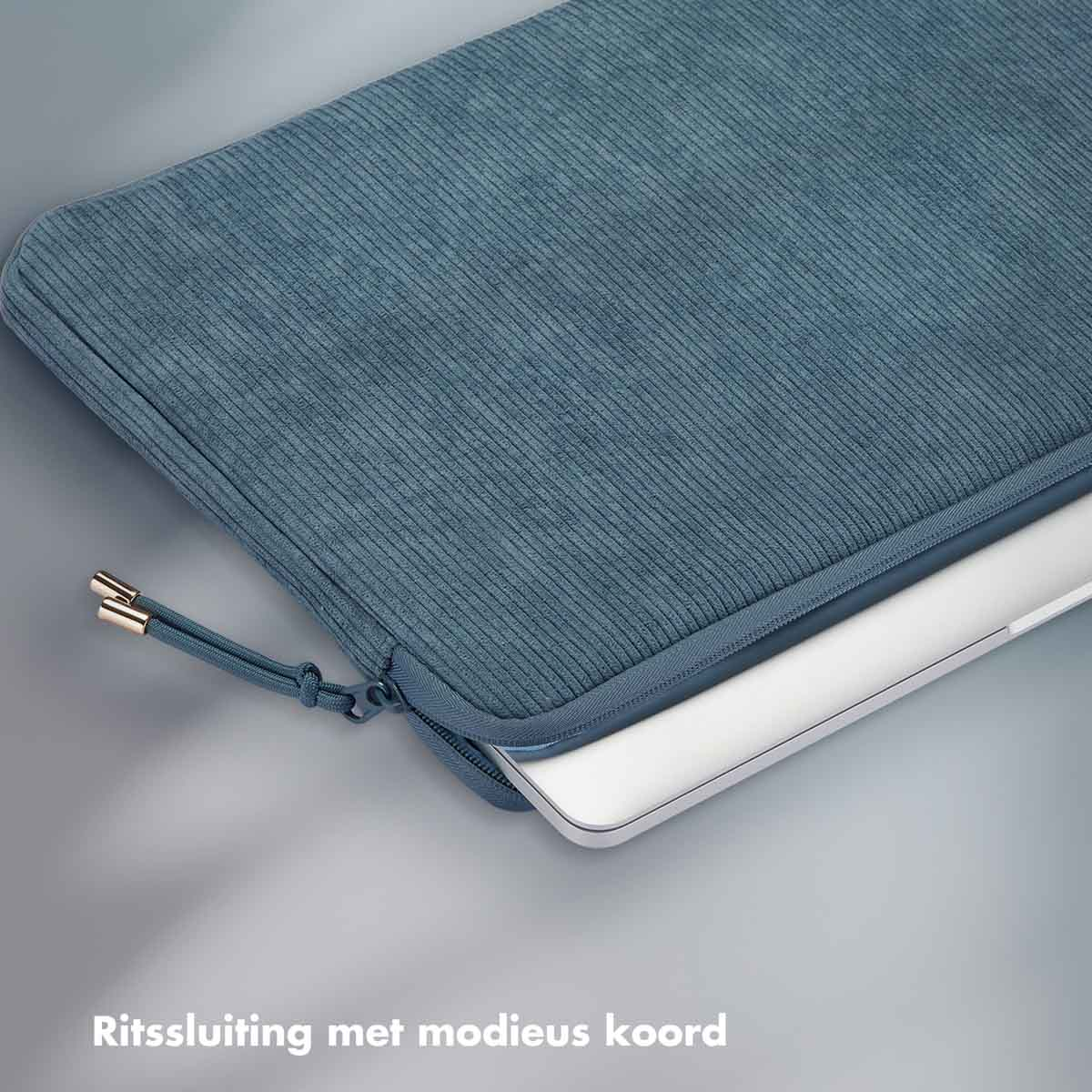 Eine blaue Laptop-Hülle aus Cord, teilweise geöffnet. Der Reißverschluss ist golden.