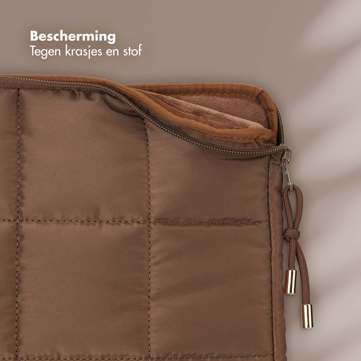 Schälmesser mit schwarzem Griff und orangefarbenen Akzenten, in Verpackung.