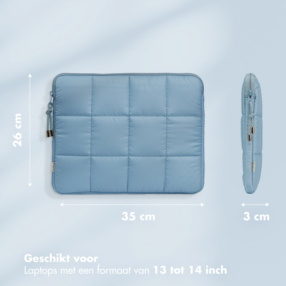 A light blue laptop sleeve with dimensions and text: 'Geschikt voor Laptops met een formaat...'