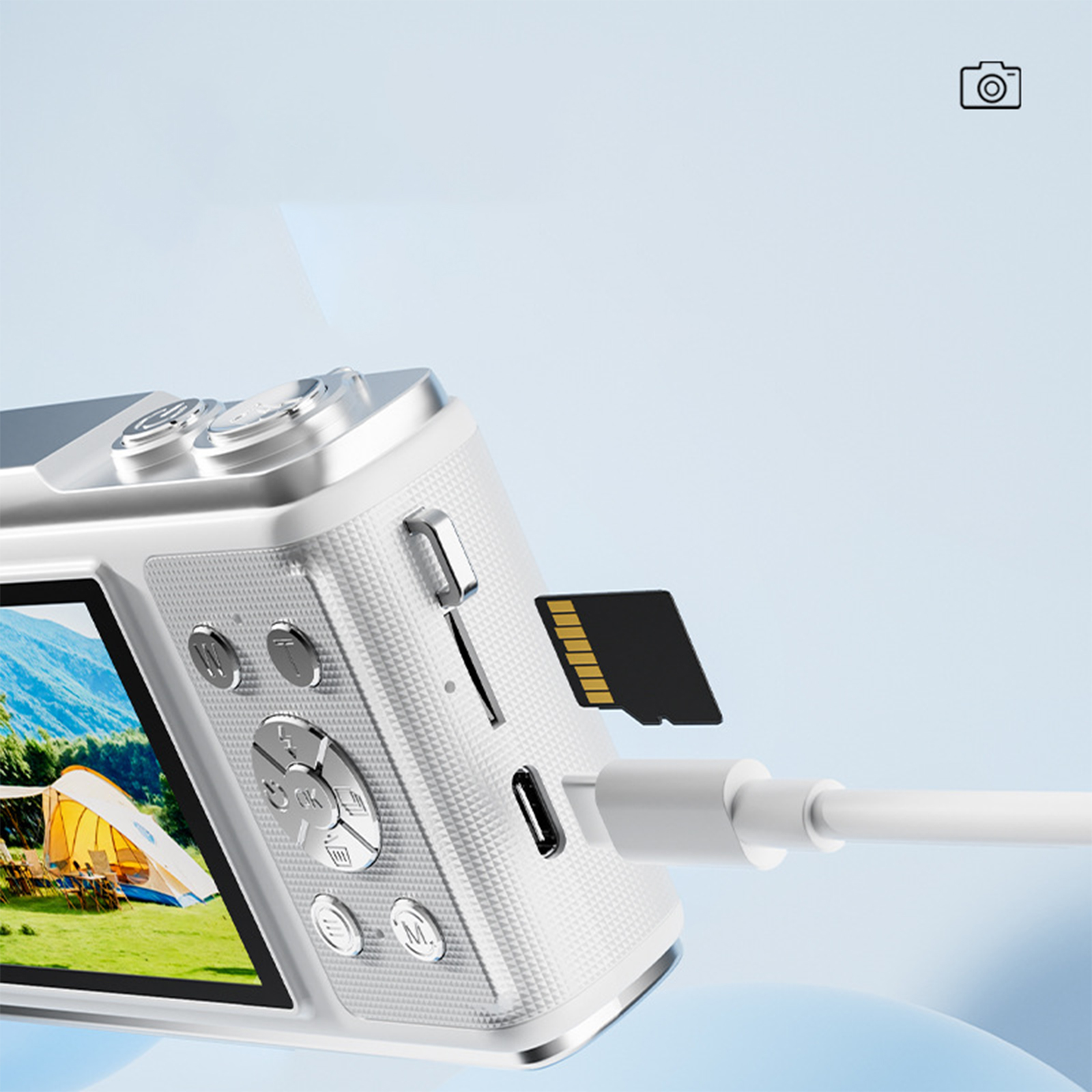 Eine weiße Digitalkamera mit eingelegter SD-Karte und angeschlossenem Ladekabel.