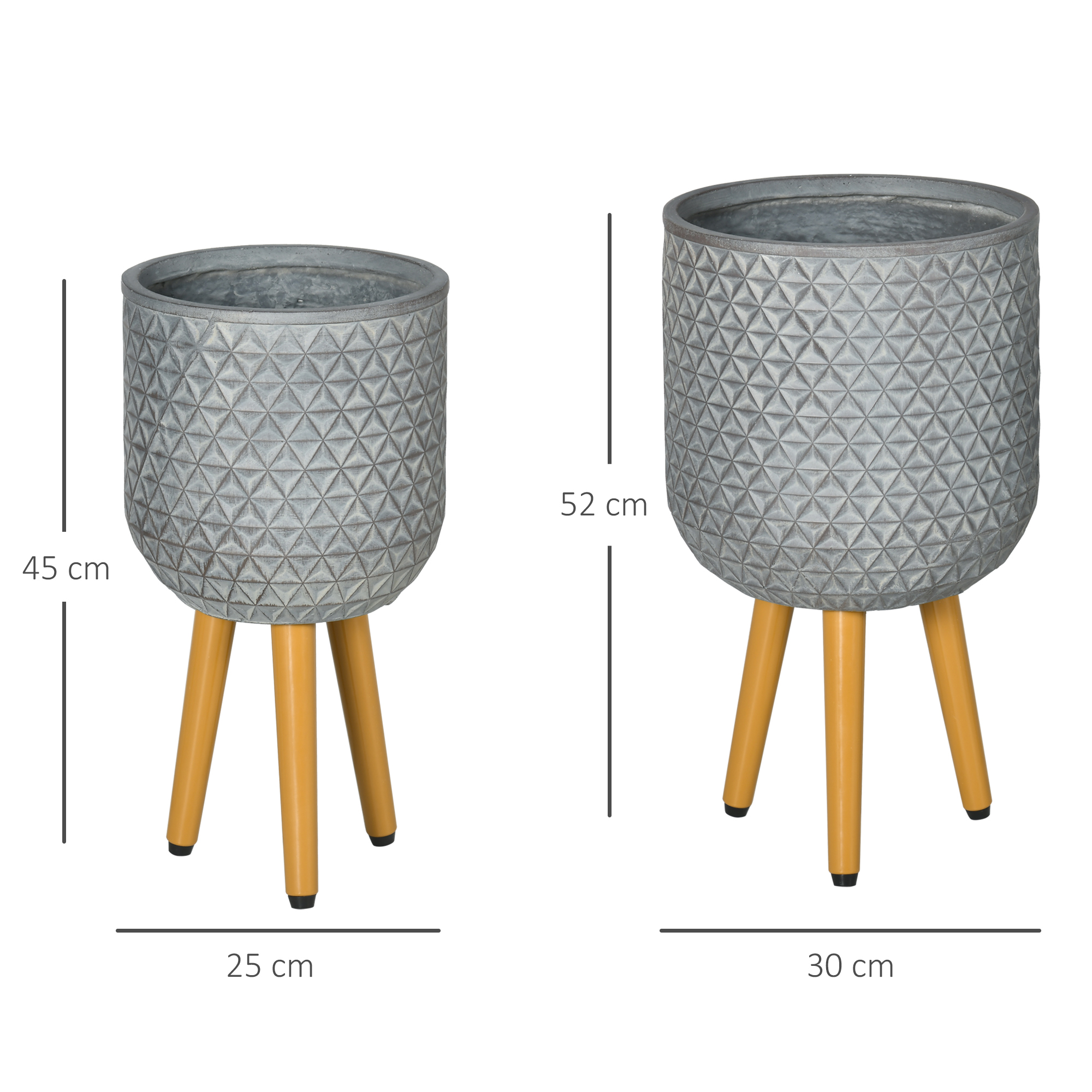 Zwei graue Pflanzgefäße mit geometrischen Mustern auf Holzbeinen, eines höher.
