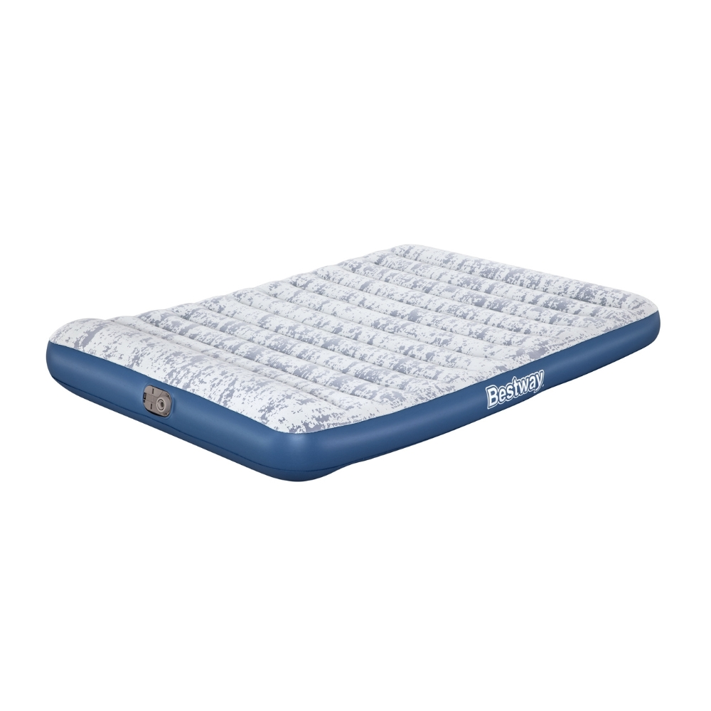 Matelas gonflable bleu avec motif camouflage blanc. Fond blanc.