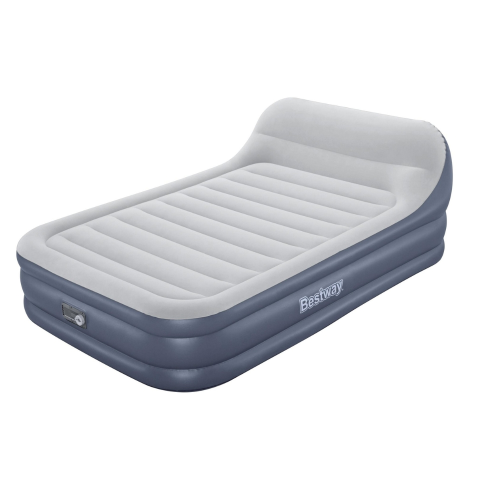 Matelas gonflable bleu et blanc avec un appui-tête. Fond blanc.
