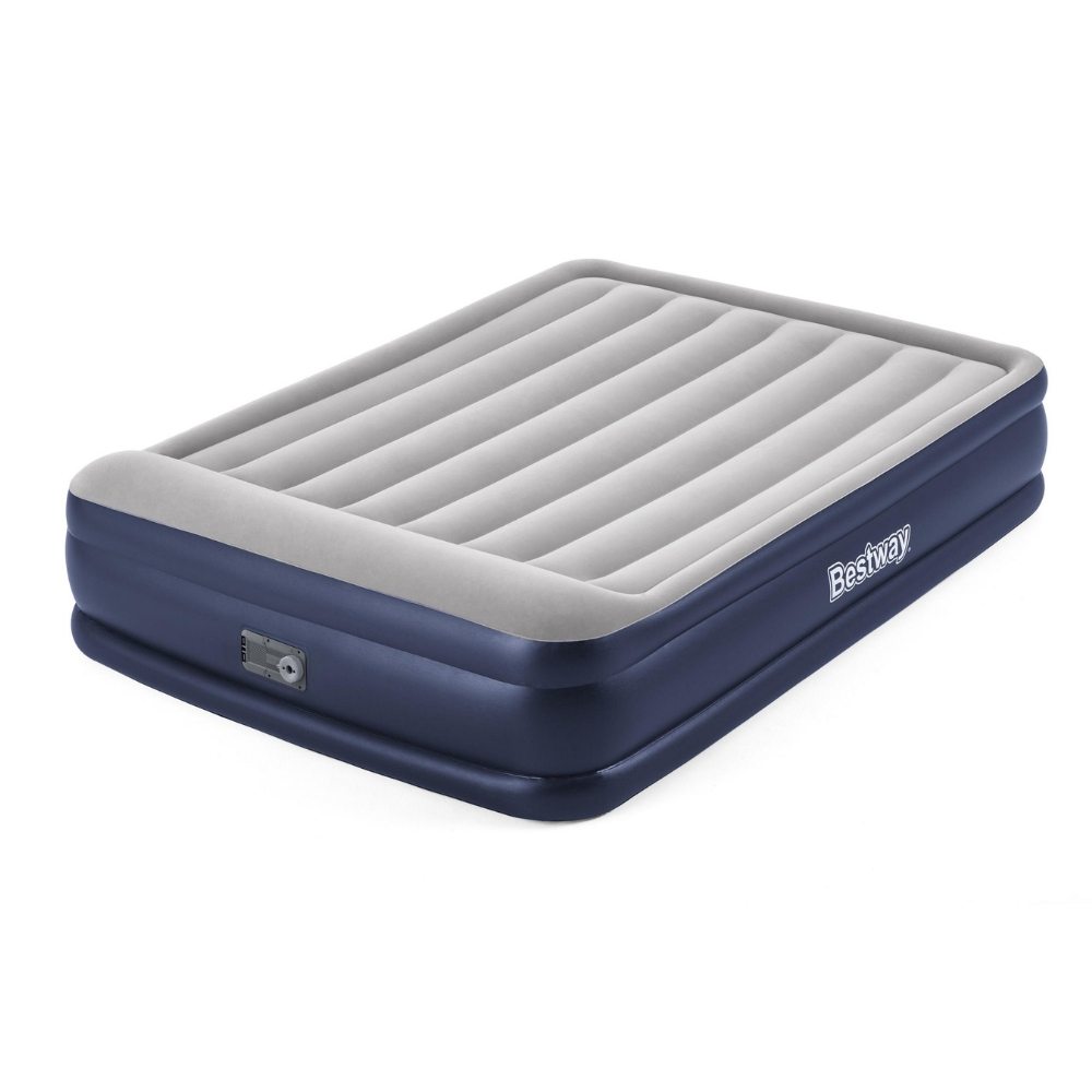 Matelas gonflable bleu et blanc. Fond blanc.