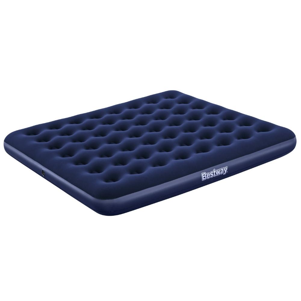 Matelas gonflable bleu avec motif en nid d'abeille. Fond blanc.