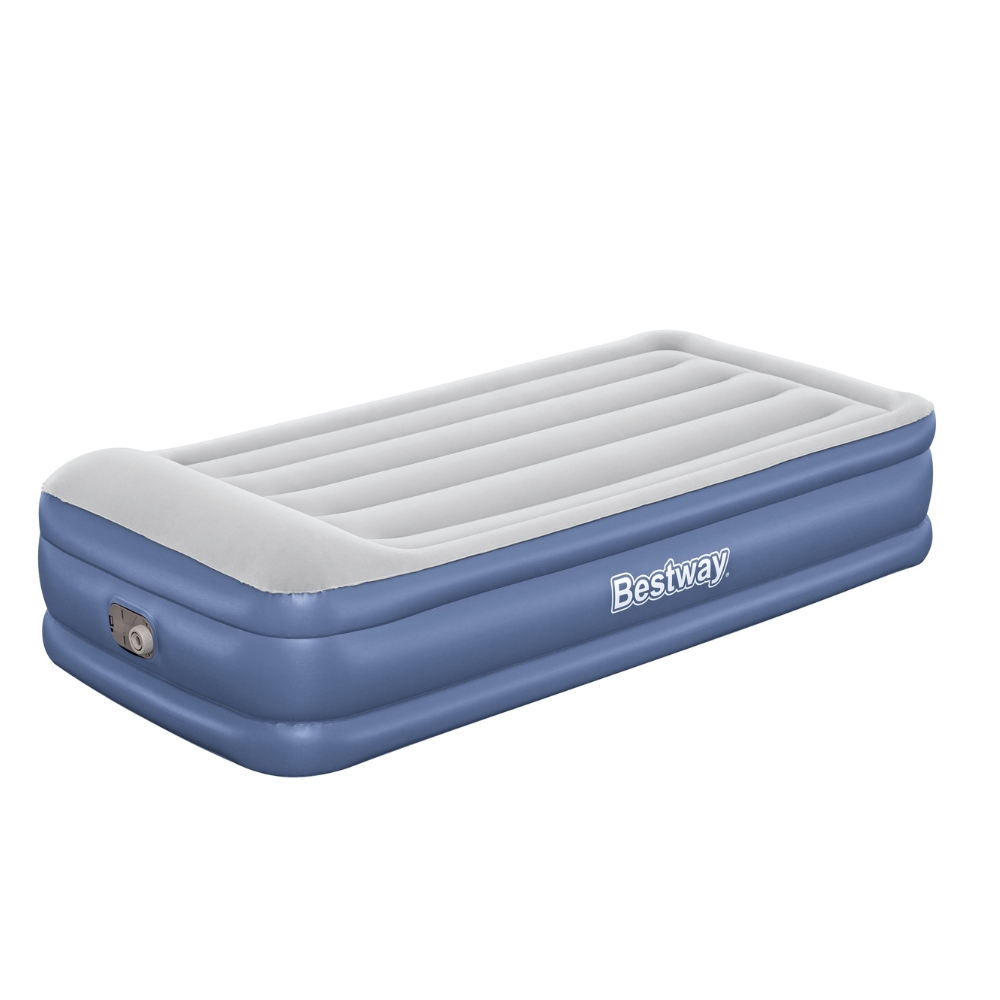 Matelas gonflable Bestway bleu et blanc sur fond blanc.
