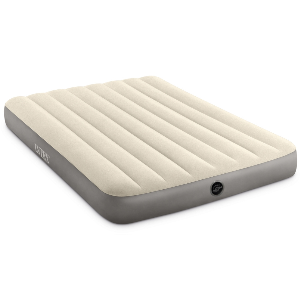 Beige Intex luchtmatras op een grijze achtergrond. Het matras is rechthoekig van vorm.