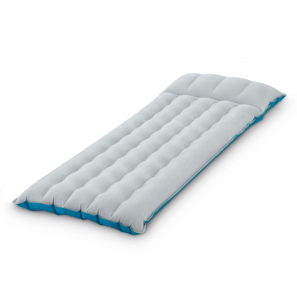 Blauw en wit luchtmatras op witte achtergrond. Lichtblauwe zijkanten, witte geribbelde bovenkant.