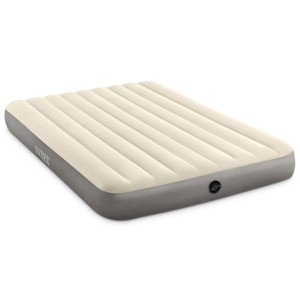 Opblaasbare matras, beige bovenkant, grijze zijkanten, witte achtergrond.
