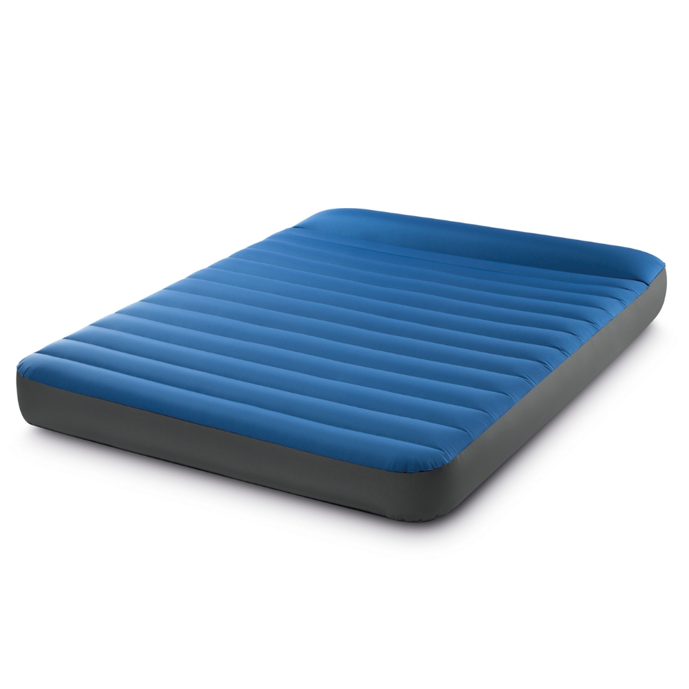 Blauw opblaasbaar matras met een donkergrijze basis op witte achtergrond.
