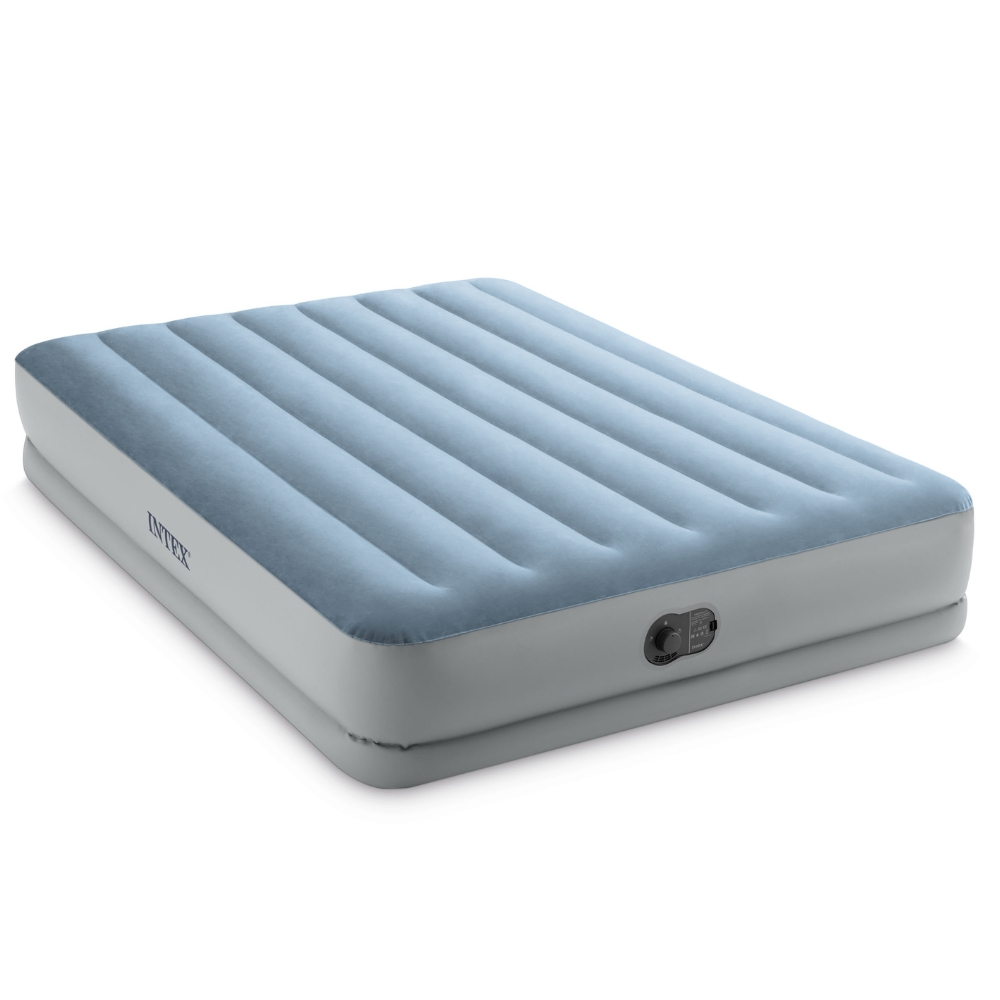 Matelas gonflable Intex bleu et blanc sur fond blanc.