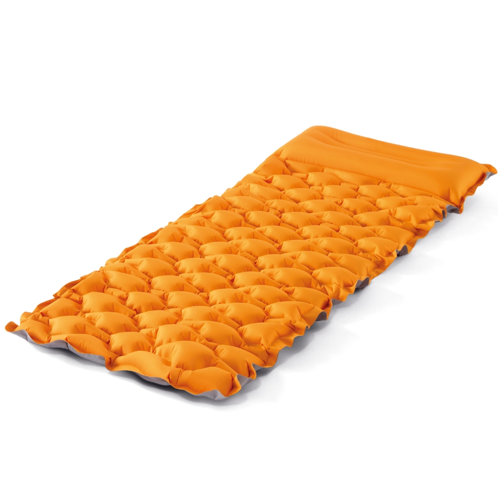 Oranje opblaasbaar matras met een bubbelachtig oppervlak op witte achtergrond.