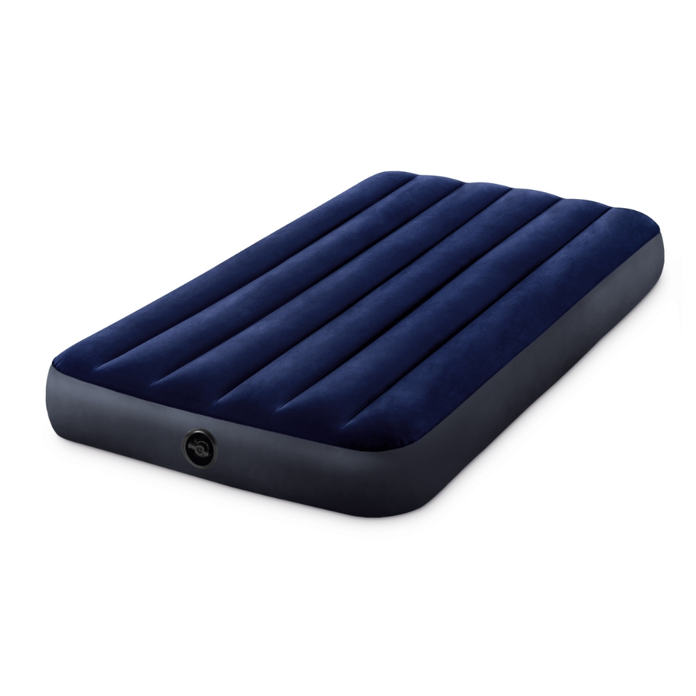 Marineblauw opblaasbaar matras op een witte achtergrond. Voorzien van verticale ribbels.