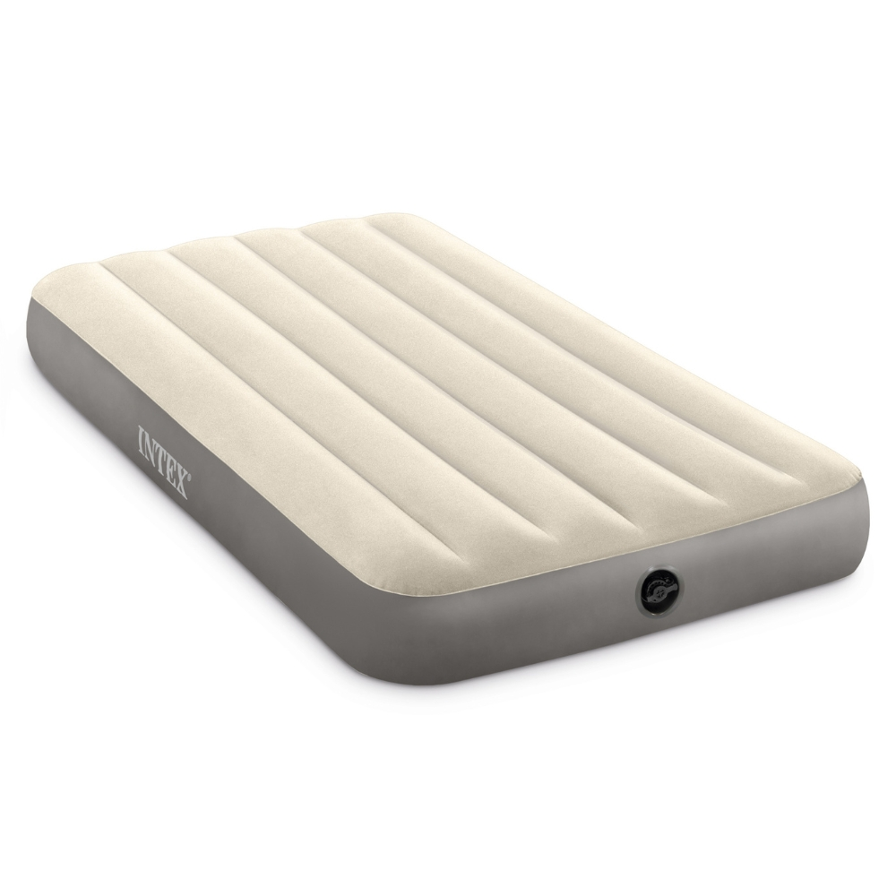 Beige en grijs opblaasbaar matras op een witte achtergrond. Het heeft verticale ribbels.