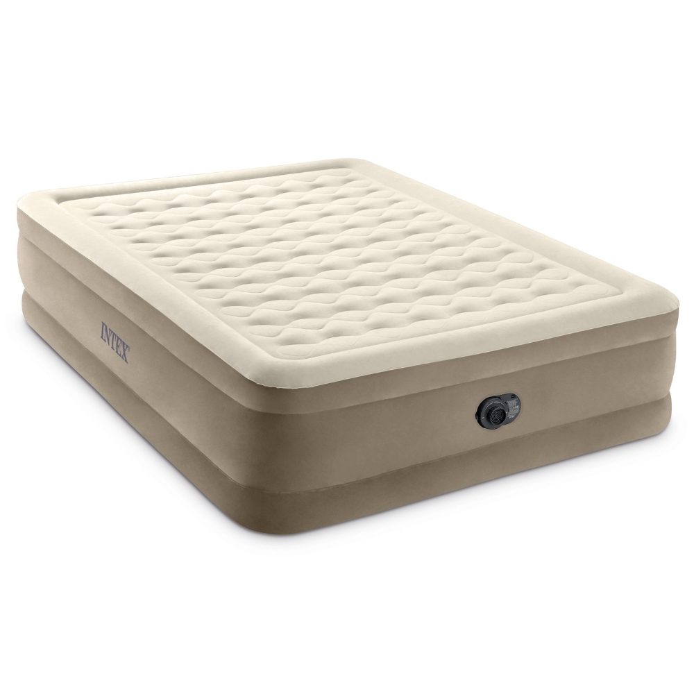 Beige en bruin opblaasbaar matras op een witte achtergrond. Voorzien van een ruitpatroon.