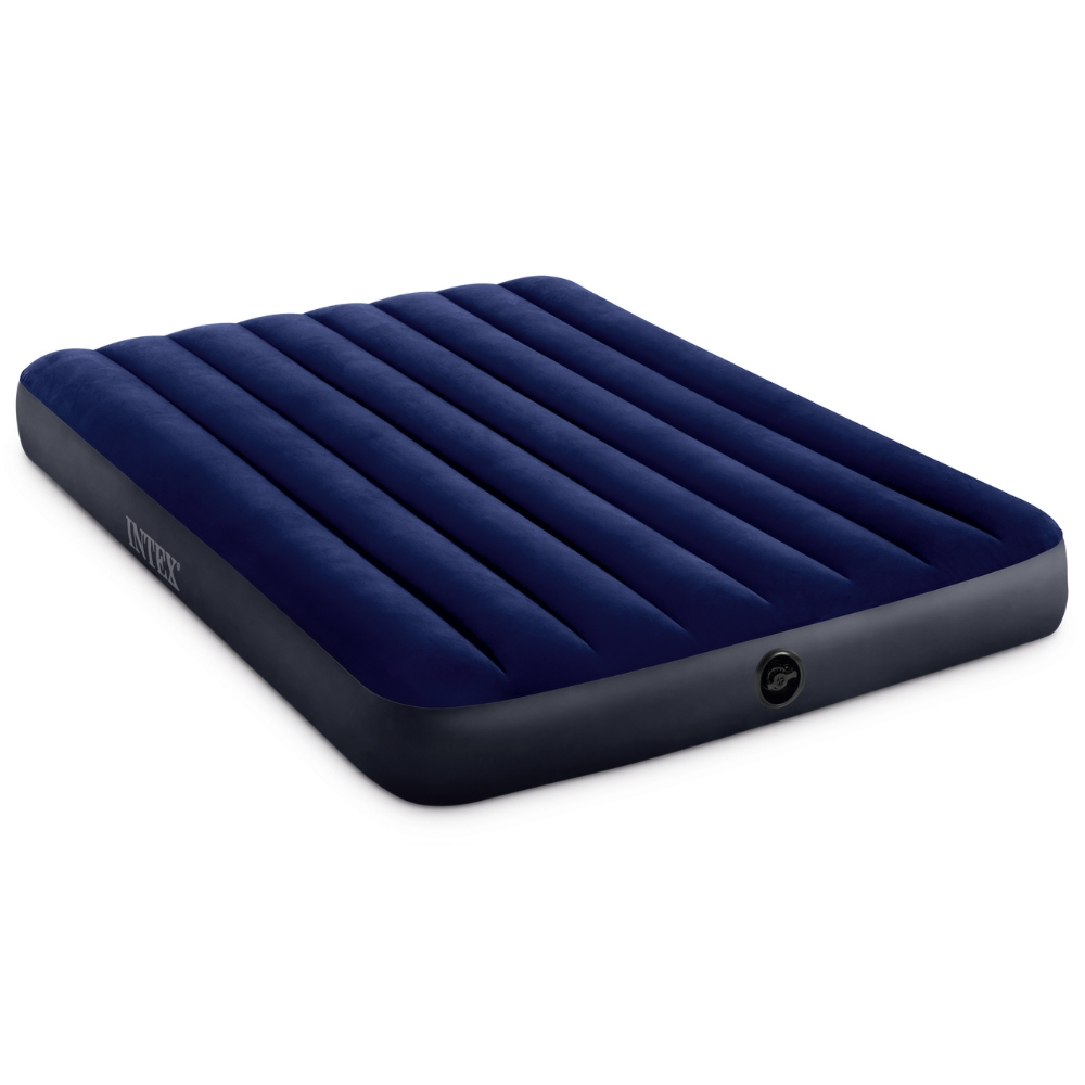 Donkerblauw opblaasbaar matras op een witte achtergrond. Met verticale ribbels. Merk Intex.