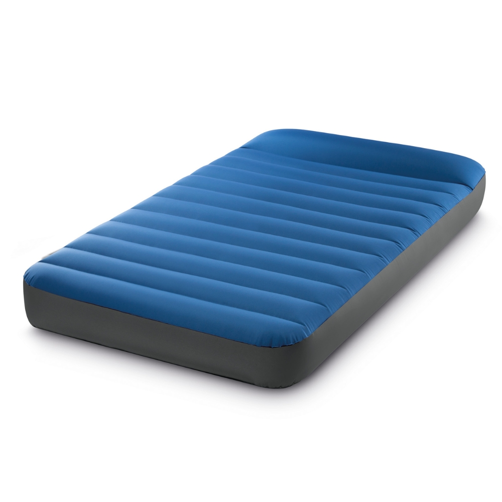 Blauw opblaasbaar matras met grijze basis op witte achtergrond.