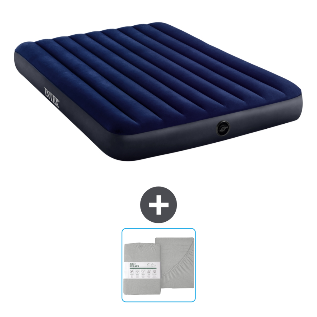 Blauw opblaasmatras met een grijze basis en lakens op een witte achtergrond.