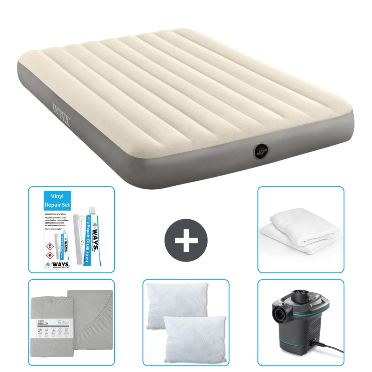 Beige luchtbed met accessoires: reparatieset, lakens, kussens en elektrische pomp. Witte achtergrond.