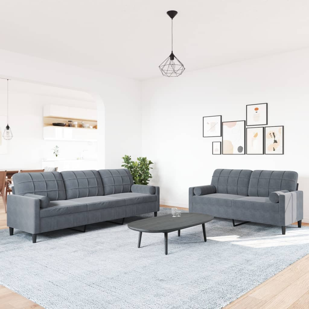 Zwei graue Sofas, ein schwarzer Couchtisch und ein Teppich in einem hellen Wohnzimmer.