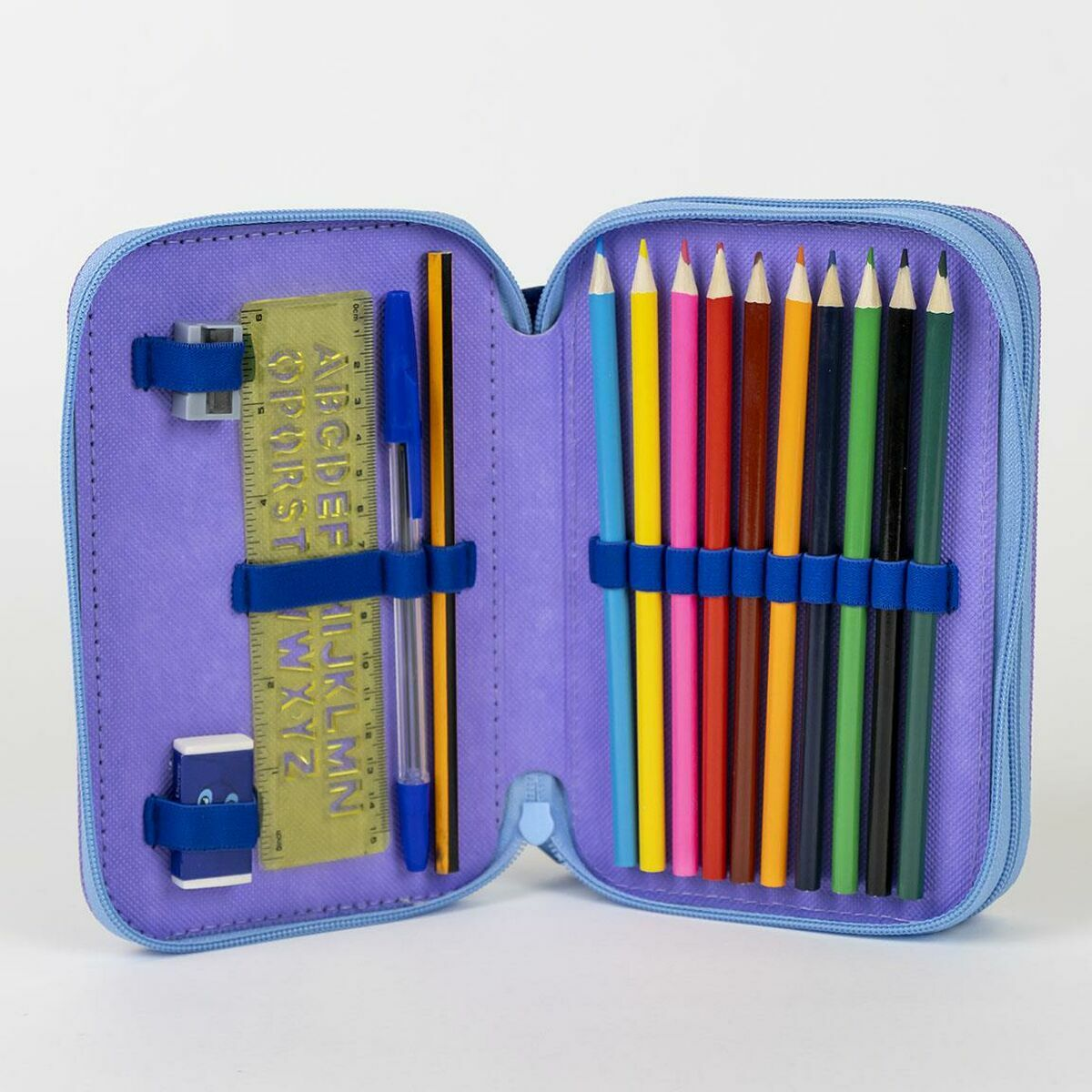 Geöffnete blaue Federtasche mit Bleistiften, Lineal, Stift und Radiergummi.