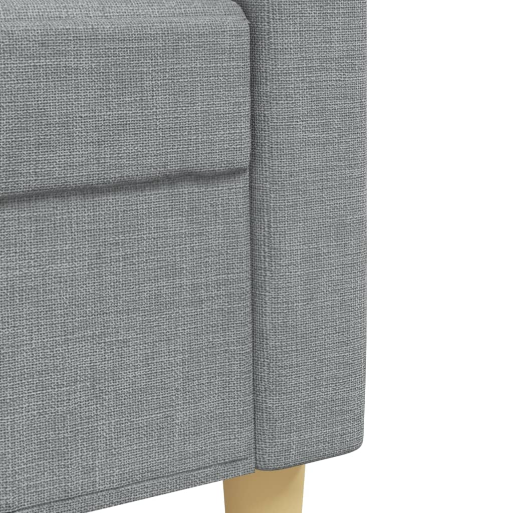 Nahaufnahme eines grauen Sofas. Es hat ein hellbeige Holzbein und eine graue Stoffstruktur.