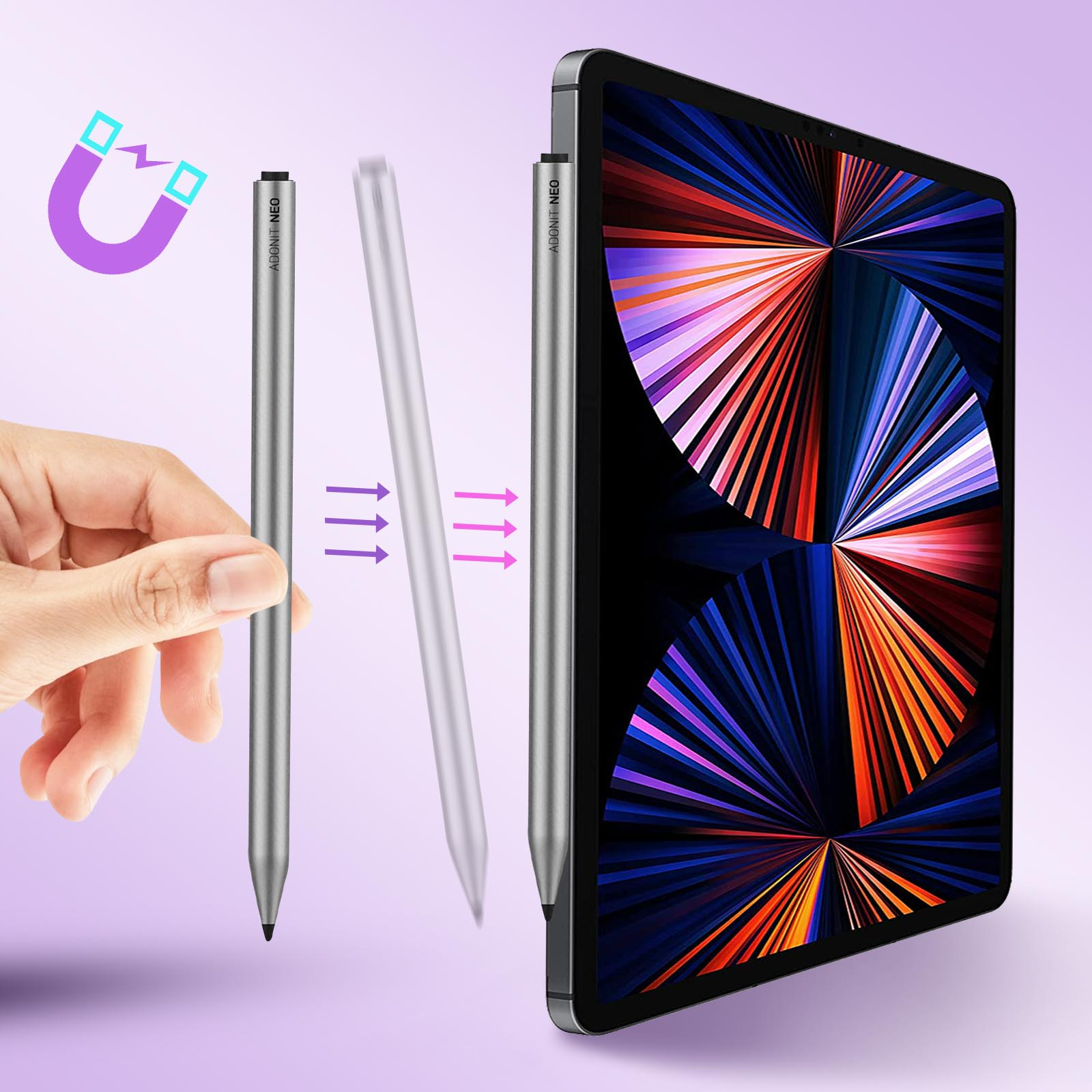 Una mano che tiene uno stilo con altri due, con un tablet. Lo stilo è attaccato magneticamente.
