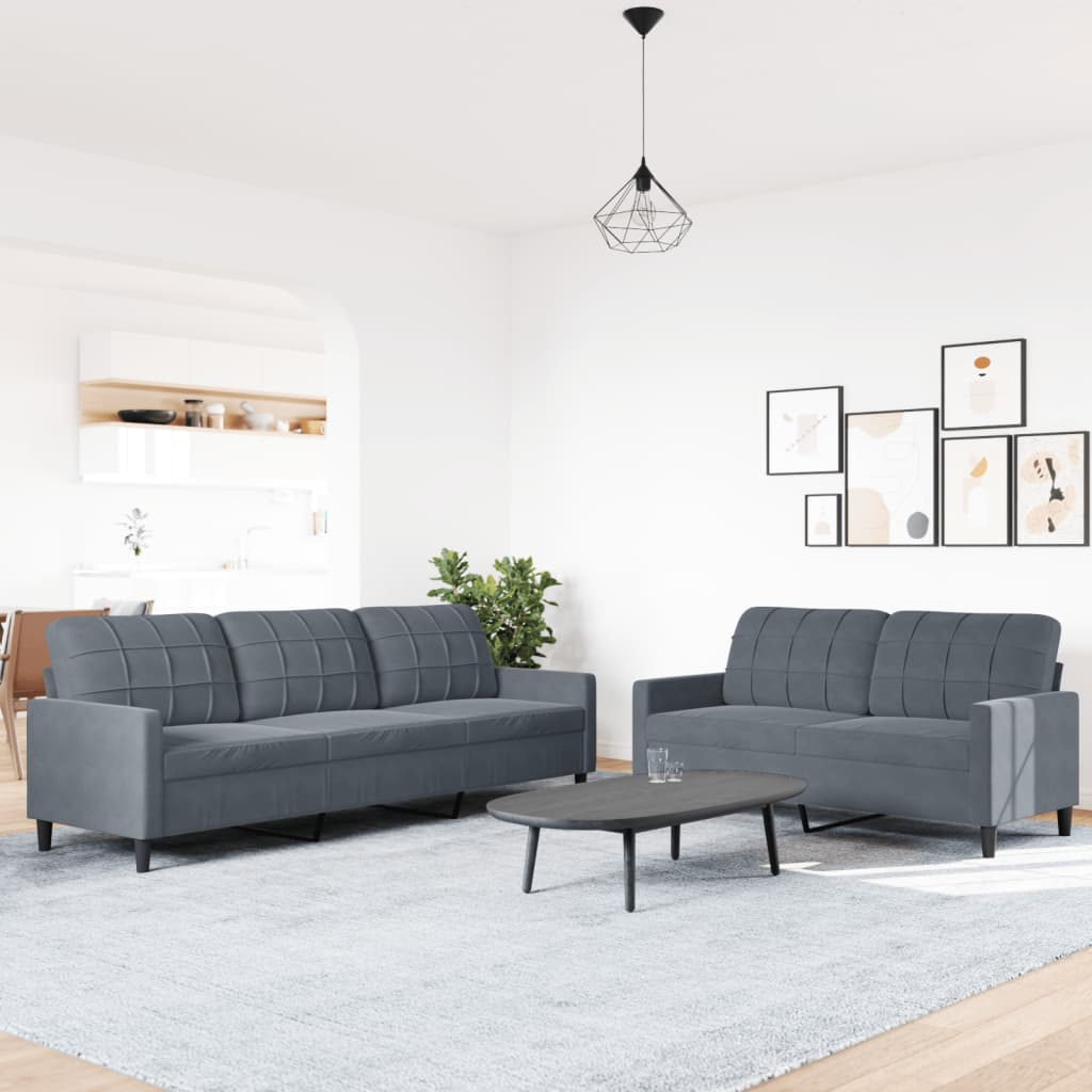 Wohnzimmer mit grauem Sofa, Loveseat, Couchtisch und Dekoration. Weiße Wände und heller Boden.