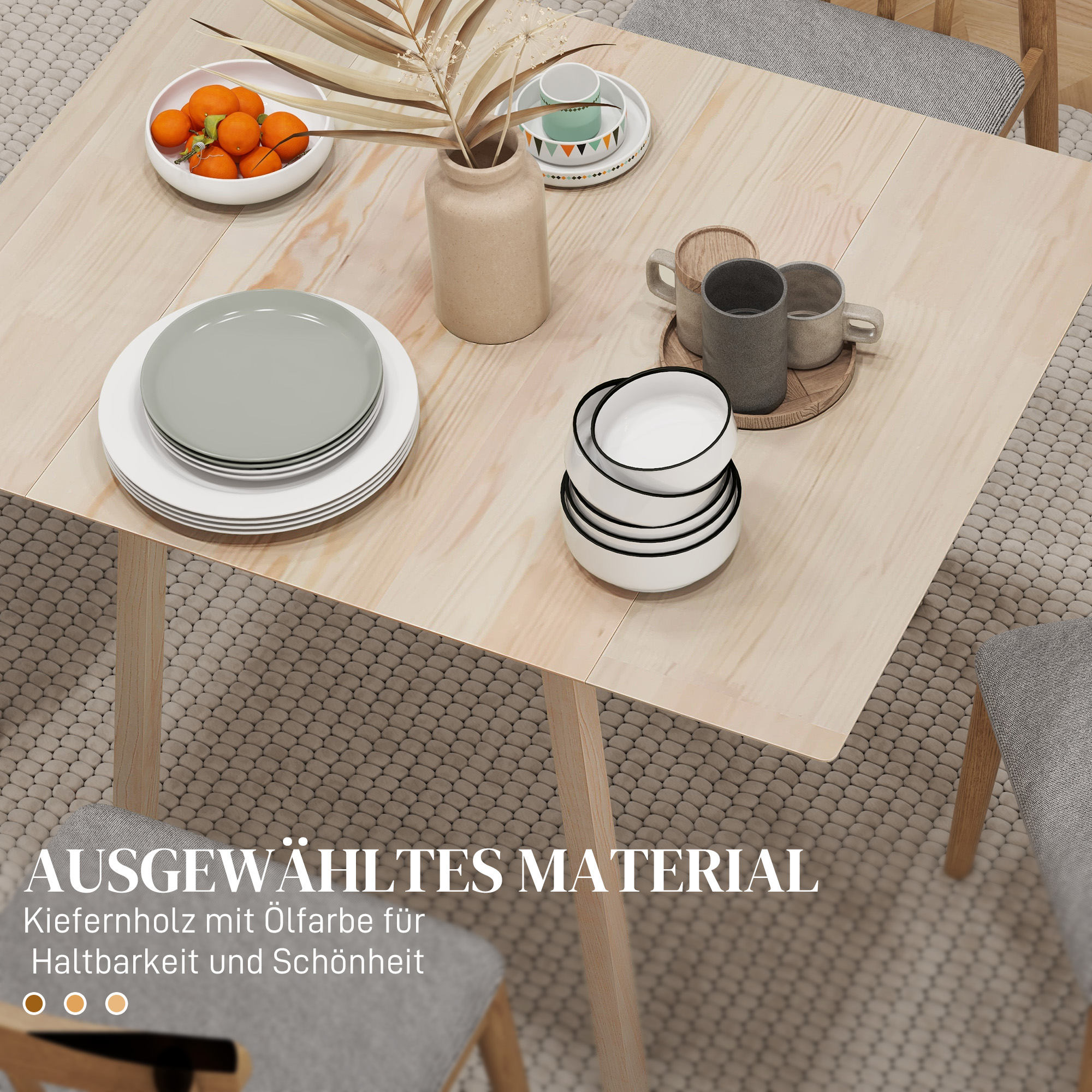 Holztisch mit Tellern, Schüsseln und Orangen. Graue Stühle stehen auf einem gemusterten Teppich.