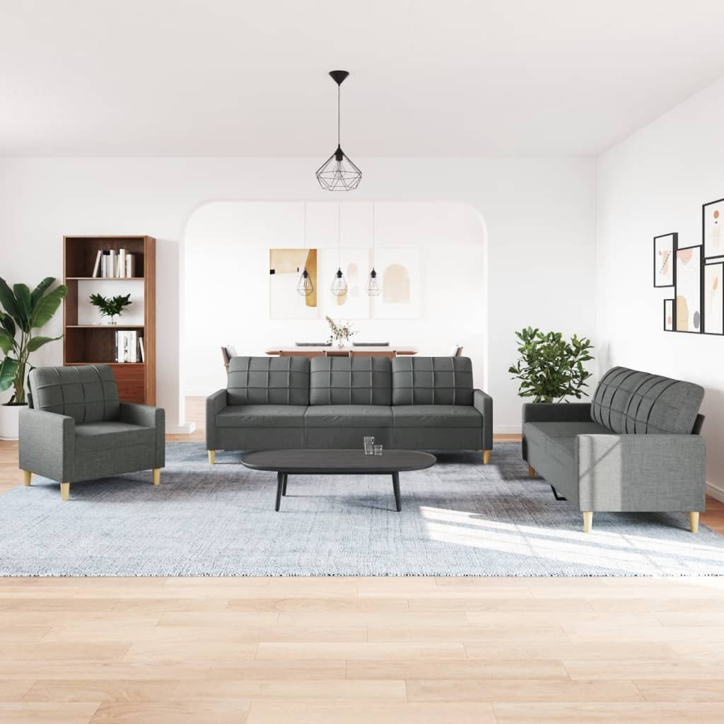 Wohnzimmer mit grauem Sofaset, Couchtisch und Holzboden.