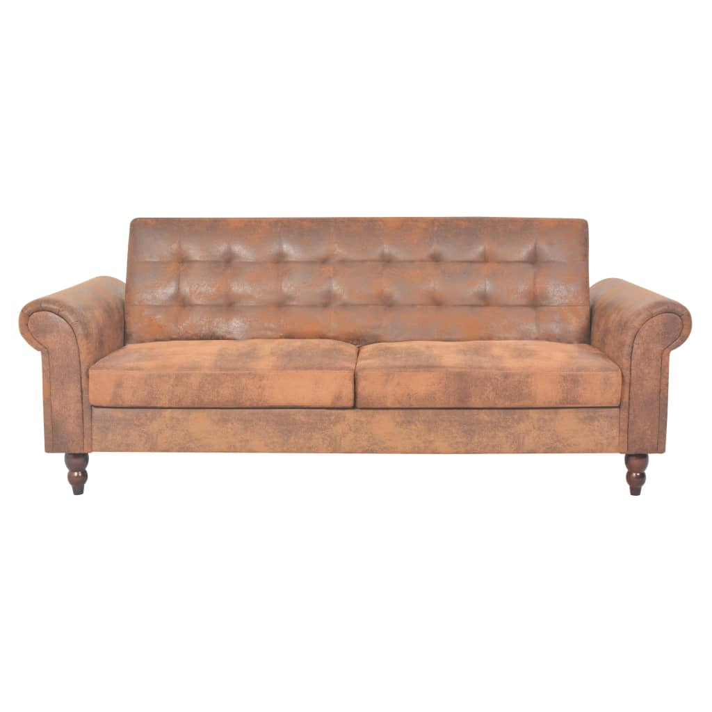 Braunes Ledersofa mit Holzbeinen auf weißem Hintergrund. Das Sofa hat gesteppte Rückenkissen.