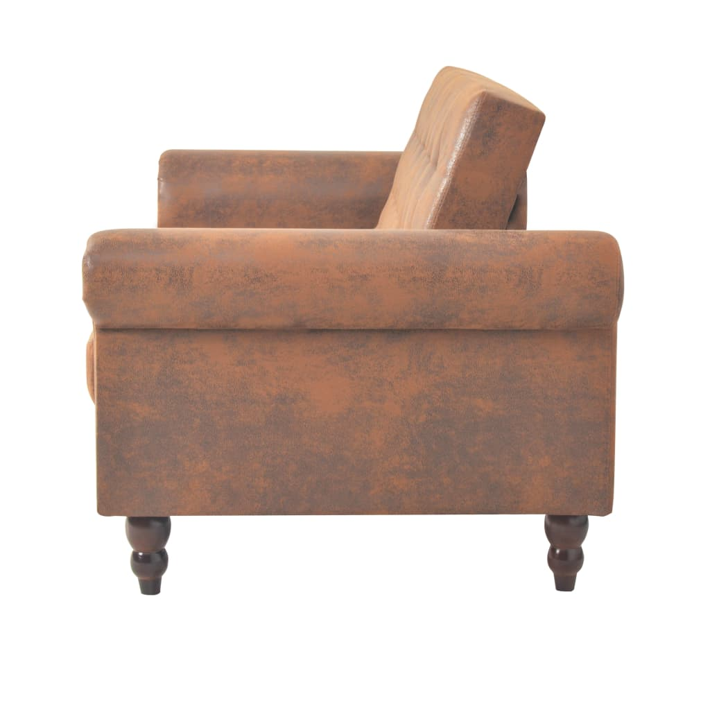 Ein braunes Wildledersofa mit erhöhter Rückenlehne und dunklen Holzbeinen.