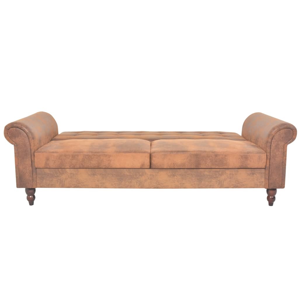 Ein braunes Schlafsofa mit getufteten Kissen und geschwungenen Armlehnen, isoliert auf Weiß.