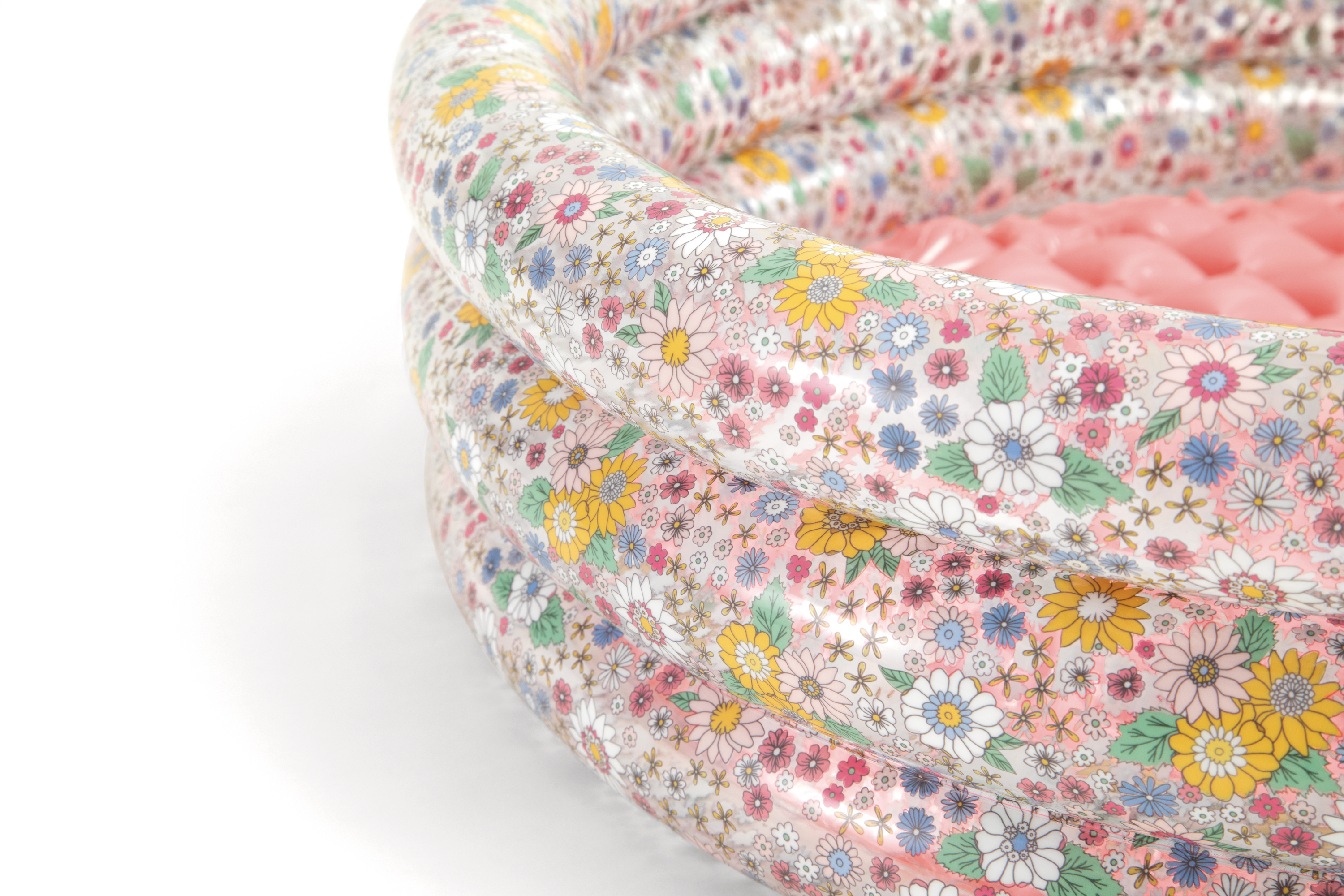 Zbliżenie na nadmuchiwany basen z kwiatowym wzorem.