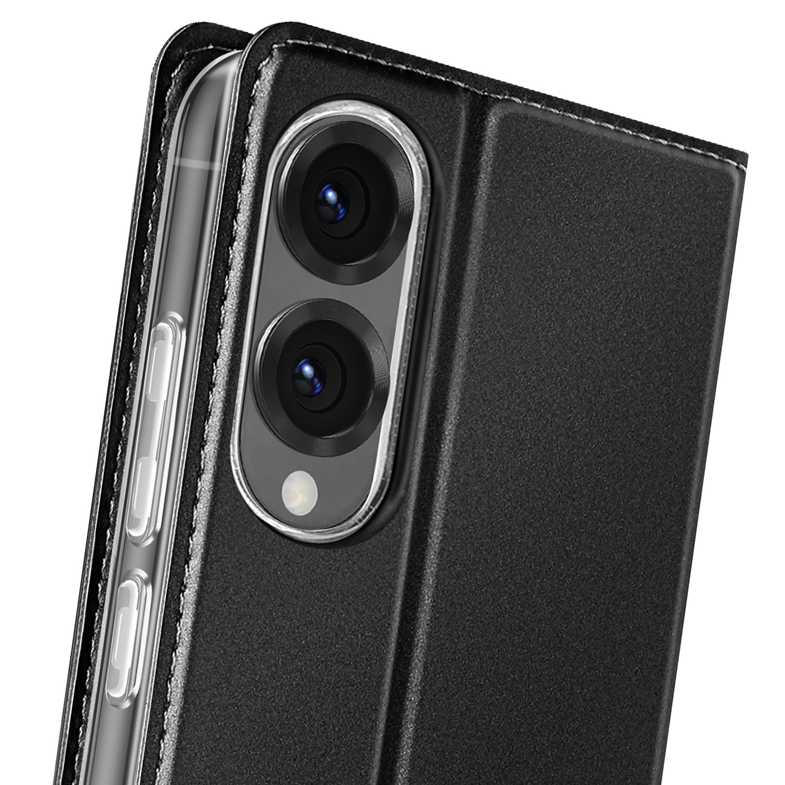 Primo piano di un telefono con custodia in pelle nera, con tre fotocamere.