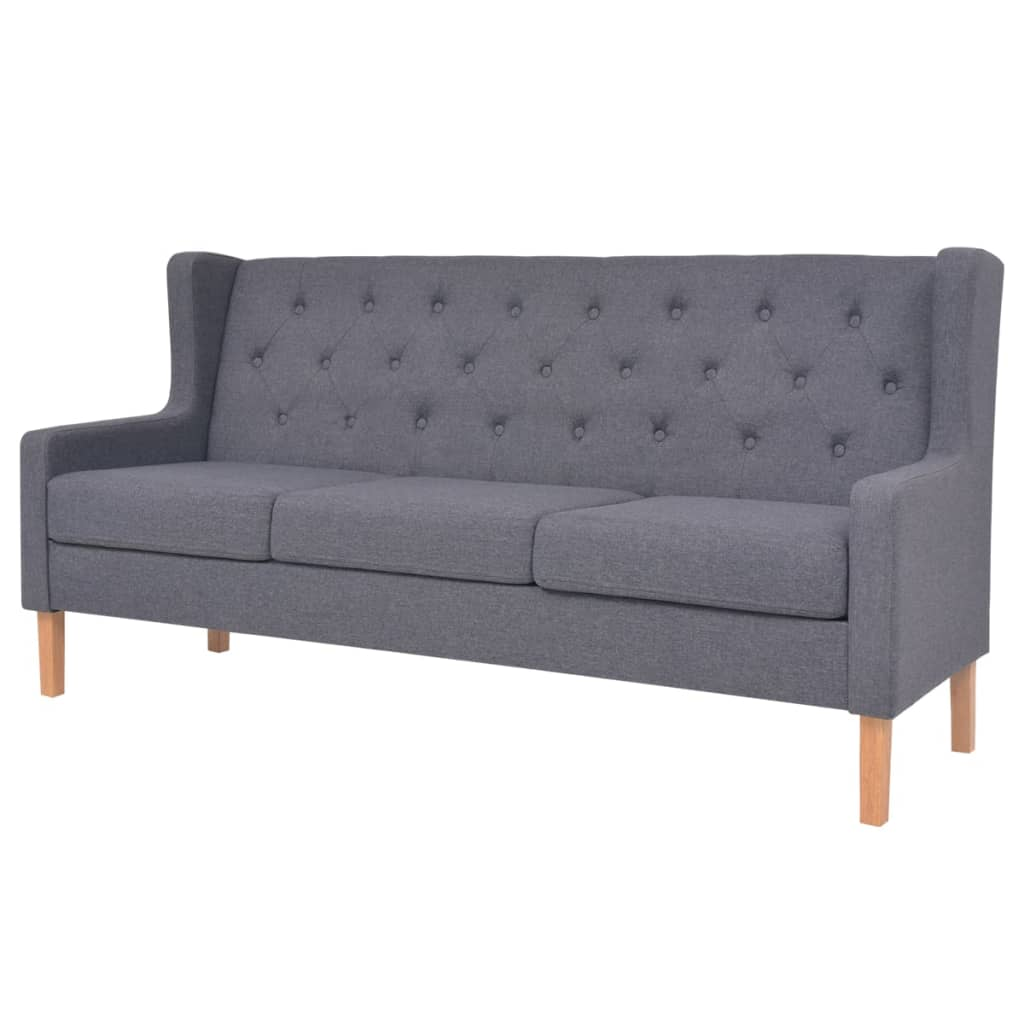 Graues Sofa mit drei Kissen und Holzbeinen vor weißem Hintergrund.