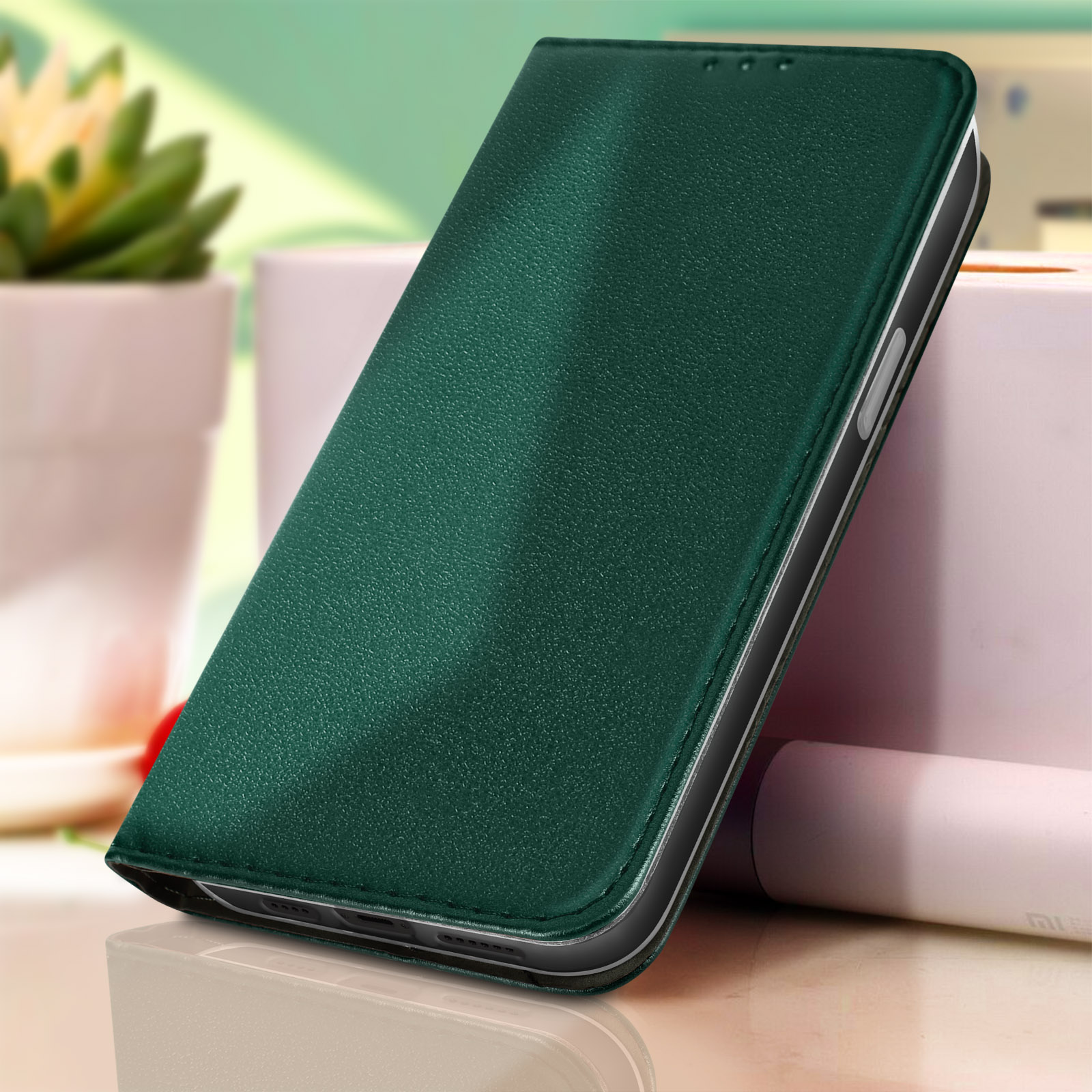 Una custodia per telefono verde con una texture in pelle, parzialmente aperta, su una superficie chiara.