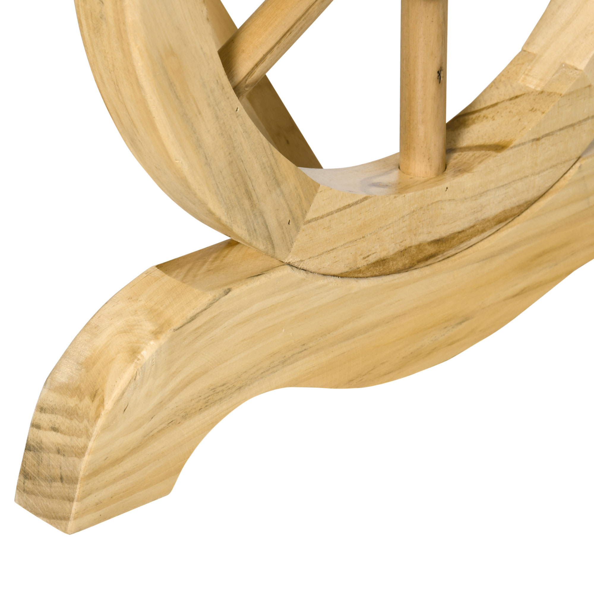 Primo piano della base della ruota in legno. Forma curva e supporto centrale in legno.