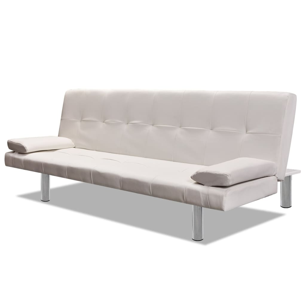 Weißes Sofa mit silbernen Beinen und zwei Armlehnen. Weißer Hintergrund.