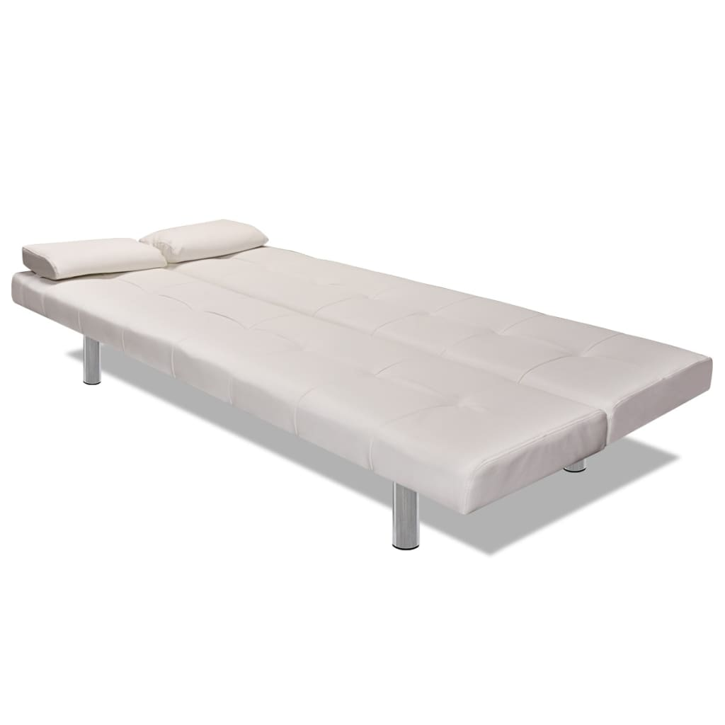 Ein weißes Leder-Futonbett mit zwei Kissen auf Metallbeinen.