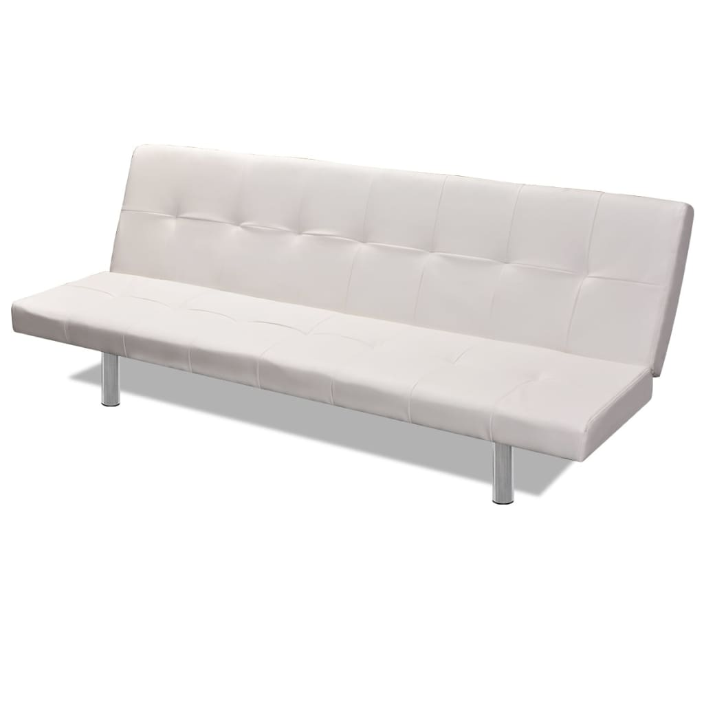 Ein weißes Futon-Sofa mit Metallbeinen, isoliert auf weißem Hintergrund.