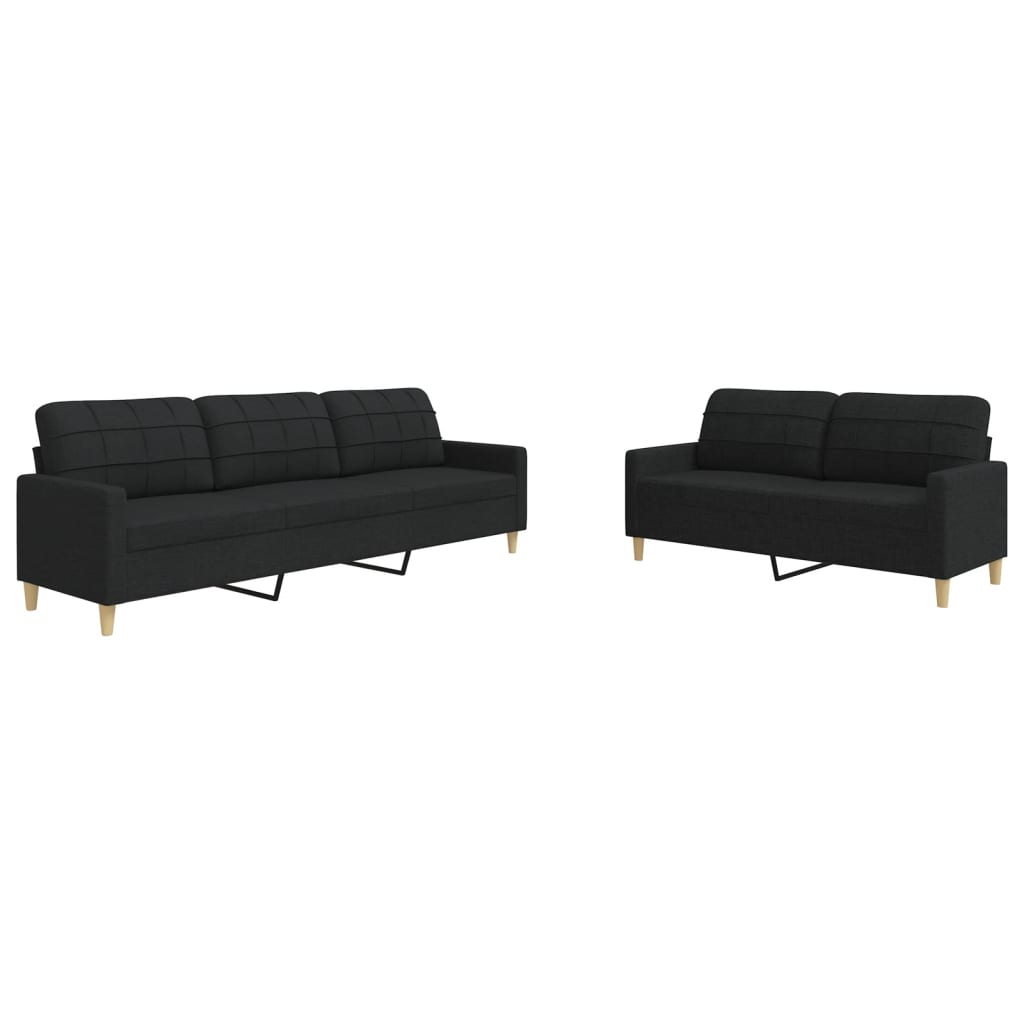 Zwei schwarze Stoffsofas auf weißem Hintergrund, eines größer, eines kleiner.