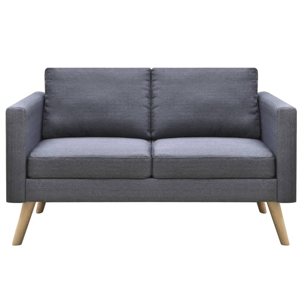 Graues Zweisitzer-Sofa mit Holzbeinen. Es hat zwei Sitzkissen und zwei Rückenkissen.